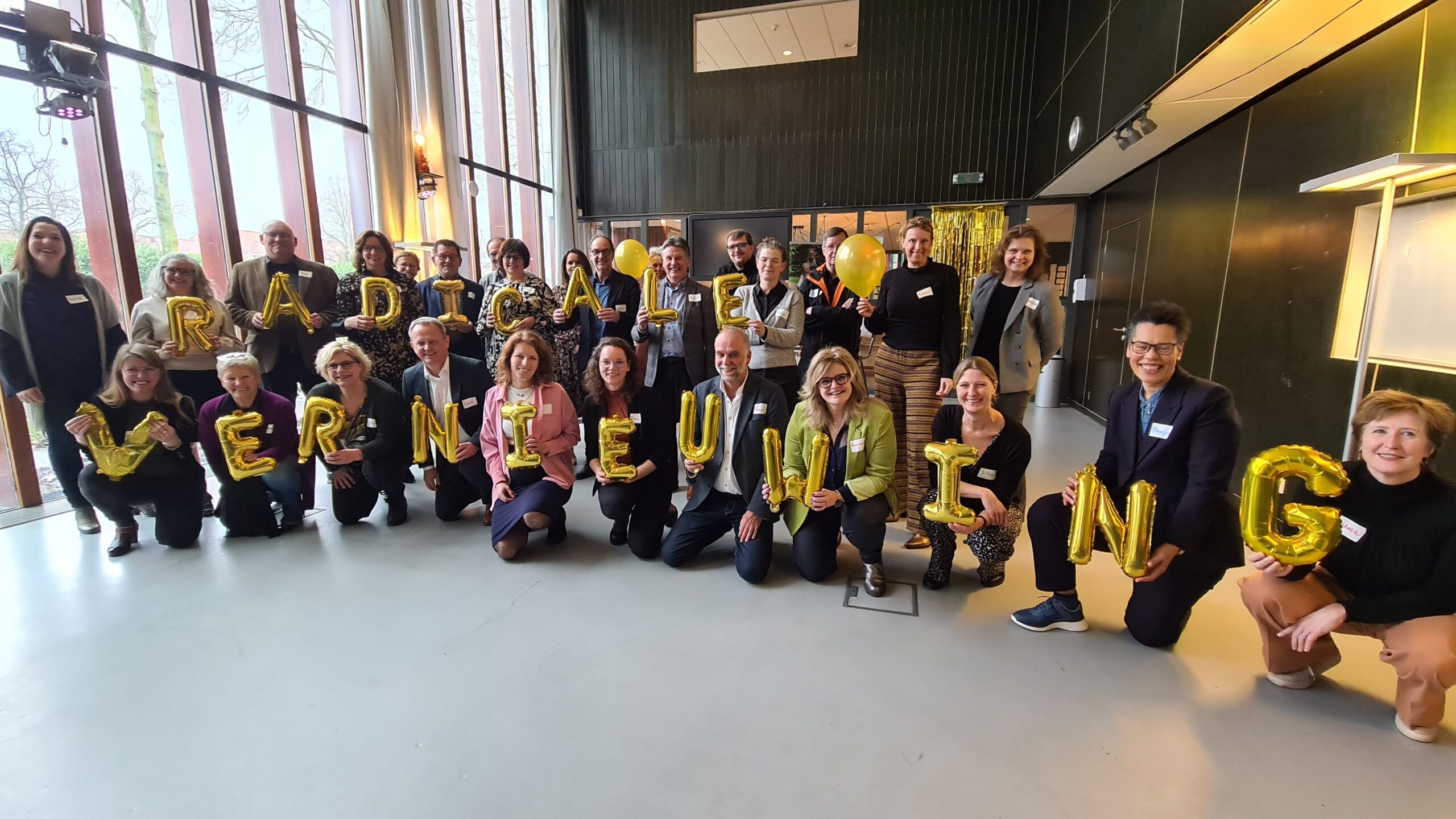 Radicale vernieuwing in gouden letters vastgehouden door deelnemers
